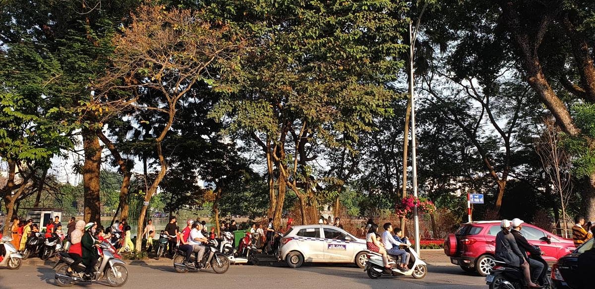 Sau buổi sáng vắng vẻ yên tĩnh, chiều mùng 1 đường phố Hà Nội chật kín người đi du xuân Ảnh 13