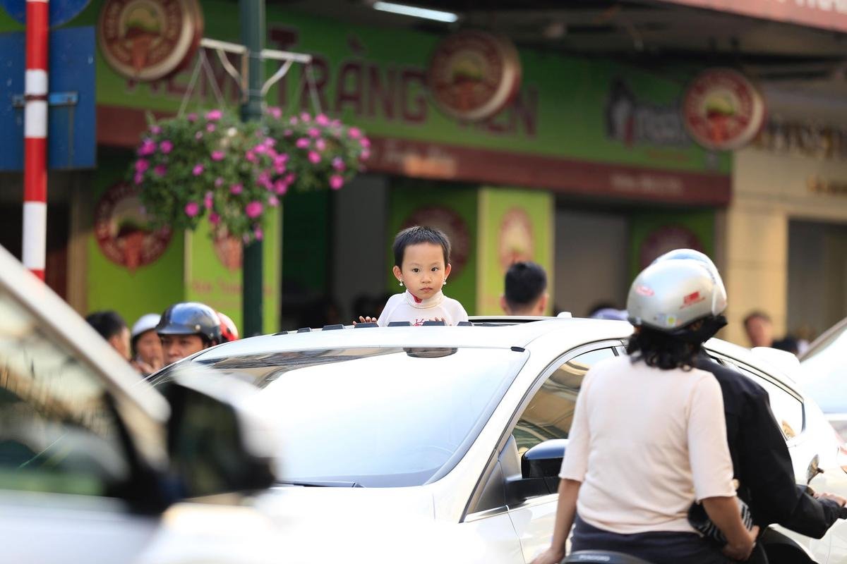 Sau buổi sáng vắng vẻ yên tĩnh, chiều mùng 1 đường phố Hà Nội chật kín người đi du xuân Ảnh 7