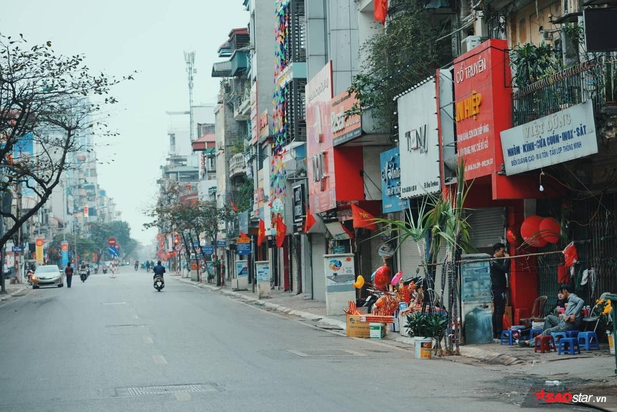 Hà Nội đông đúc xô bồ đã 'mất tích', chỉ còn lại những ngõ vắng lặng yên trong Tết đẹp thế này! Ảnh 14