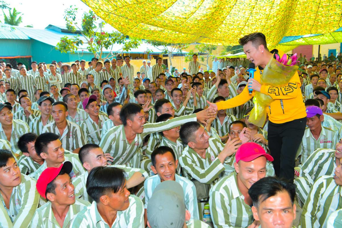 Bức ảnh chia sẻ mạnh mẽ ngày đầu năm: Mr. Đàm hạnh phúc hát mừng Xuân tại trại giam Ảnh 2