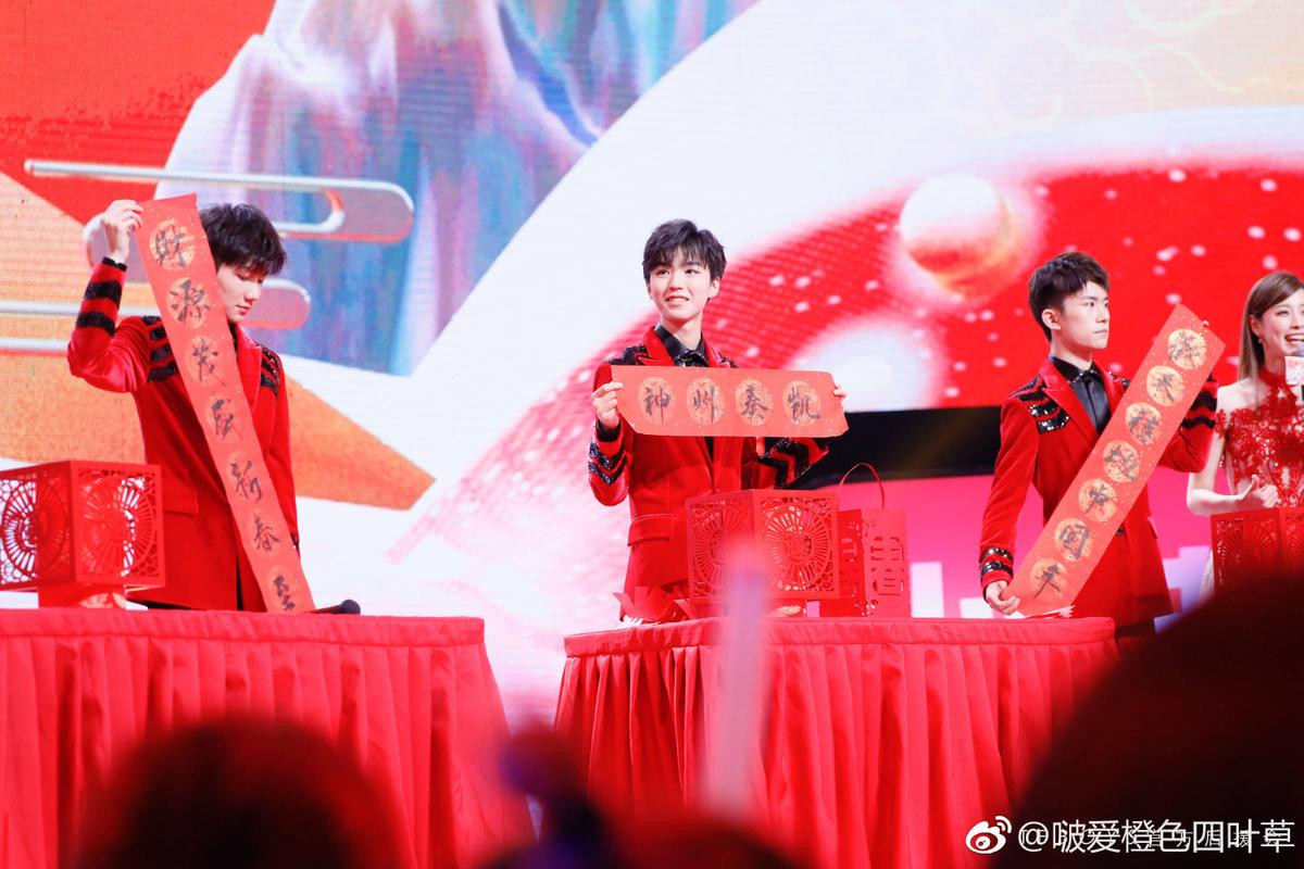 'Gala mừng xuân đài Đông Phương 2019': Bấn loạn với nhan sắc TFBOYS cùng Lưu Hạo Nhiên và Hoàng Cảnh Du Ảnh 6