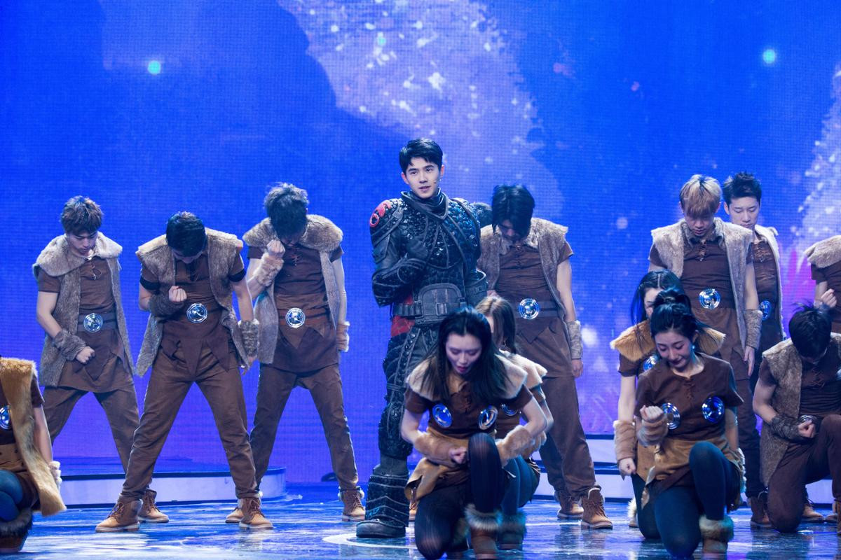 'Gala mừng xuân đài Đông Phương 2019': Bấn loạn với nhan sắc TFBOYS cùng Lưu Hạo Nhiên và Hoàng Cảnh Du Ảnh 28