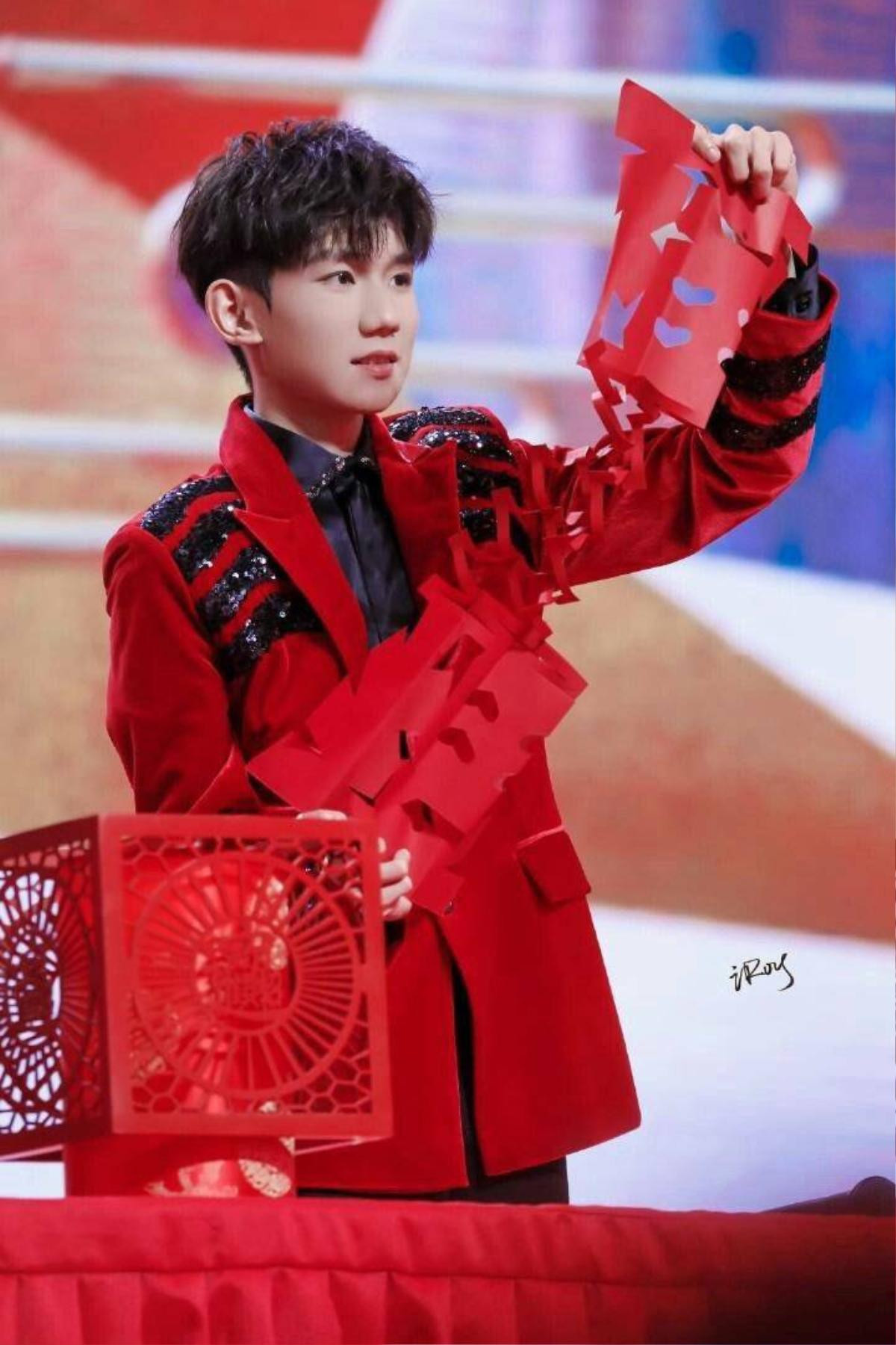 'Gala mừng xuân đài Đông Phương 2019': Bấn loạn với nhan sắc TFBOYS cùng Lưu Hạo Nhiên và Hoàng Cảnh Du Ảnh 14