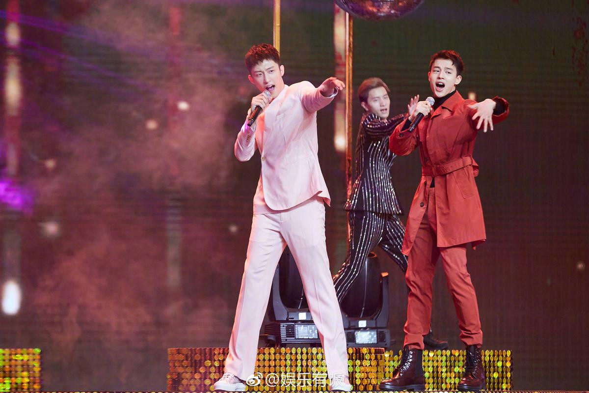 'Gala mừng xuân đài Đông Phương 2019': Bấn loạn với nhan sắc TFBOYS cùng Lưu Hạo Nhiên và Hoàng Cảnh Du Ảnh 20