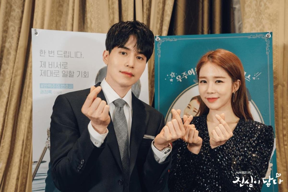 'Touch Your Heart': Ảnh hậu trường đáng yêu, đây là lý do nên xem màn tương tác giữa Lee Dong Wook - Yoo In Na vào tối nay Ảnh 2