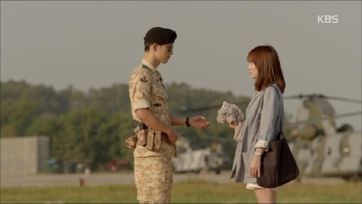 'Touch Your Heart' tập 1: Yoo In Na - Jang Ki Yong diễn lại cảnh huyền thoại của Song Song Couple trong 'Hậu duệ mặt trời' Ảnh 4