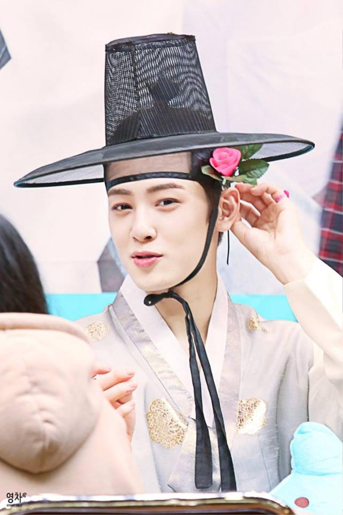 Ảnh hồi bé của Lee Jong Suk gây sốt - Bi (Rain) vẫn thích ăn một mình - Cha Eunwoo mặc hanbok tuyệt đẹp Ảnh 14