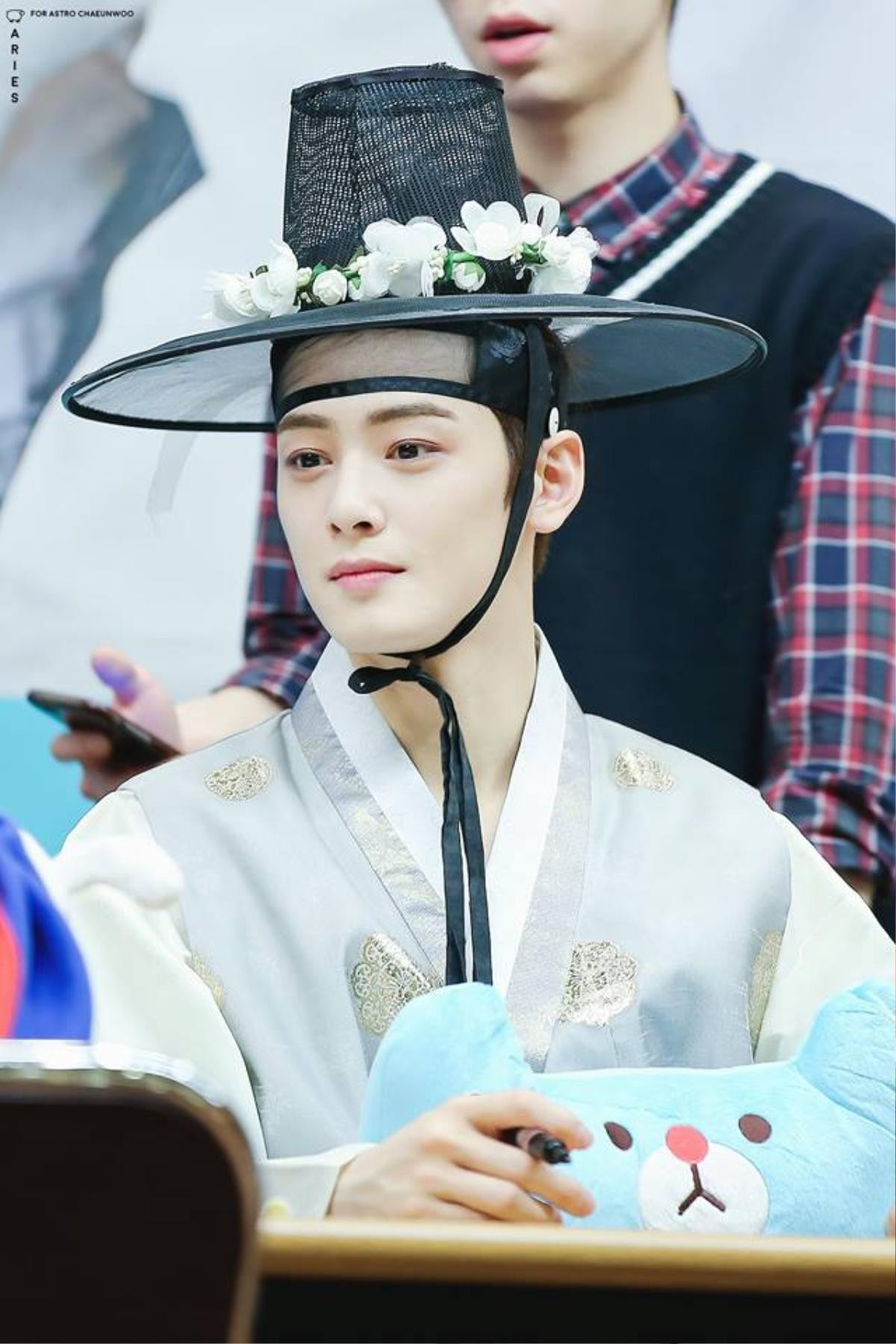 Ảnh hồi bé của Lee Jong Suk gây sốt - Bi (Rain) vẫn thích ăn một mình - Cha Eunwoo mặc hanbok tuyệt đẹp Ảnh 11