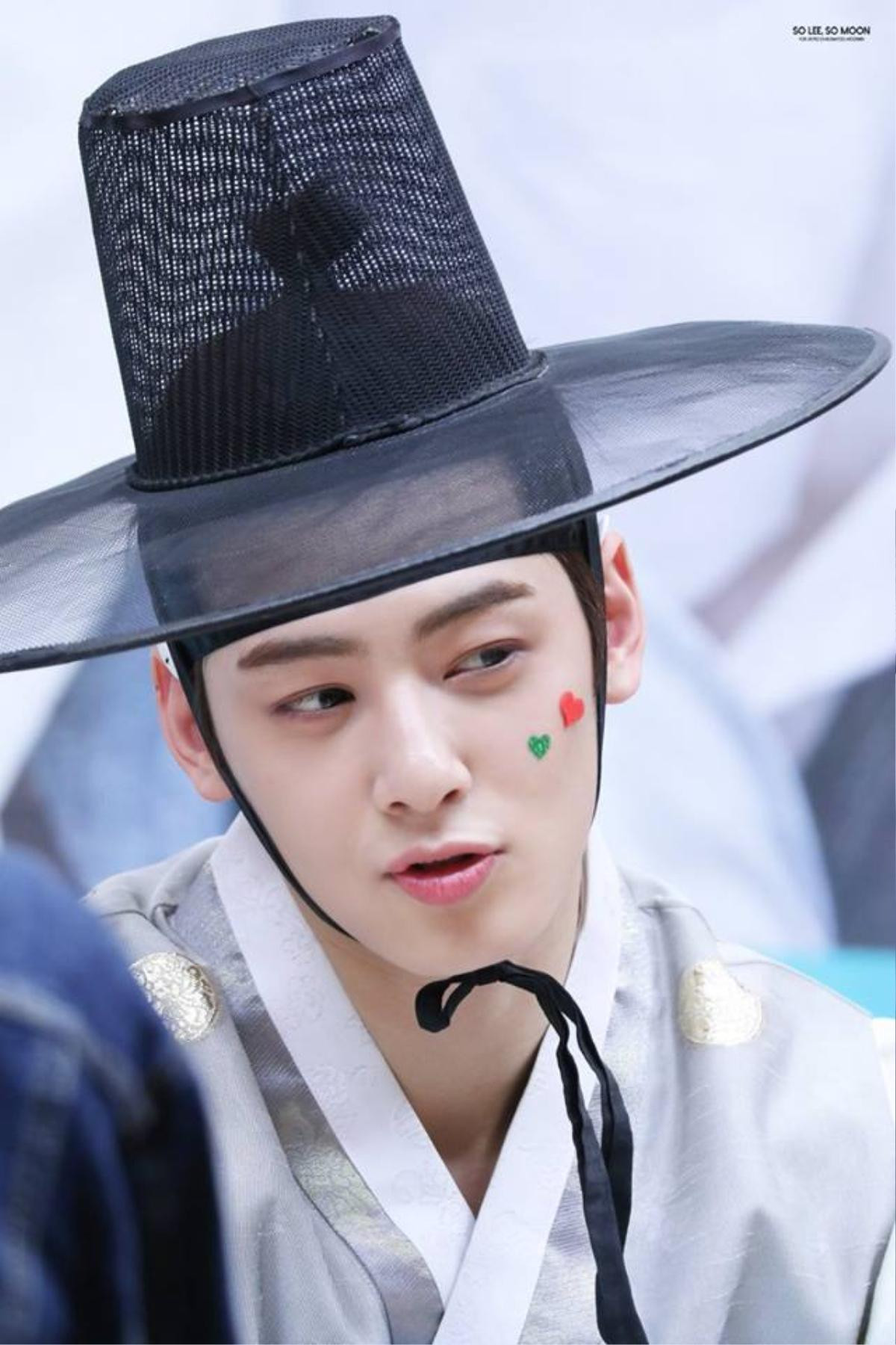 Ảnh hồi bé của Lee Jong Suk gây sốt - Bi (Rain) vẫn thích ăn một mình - Cha Eunwoo mặc hanbok tuyệt đẹp Ảnh 12