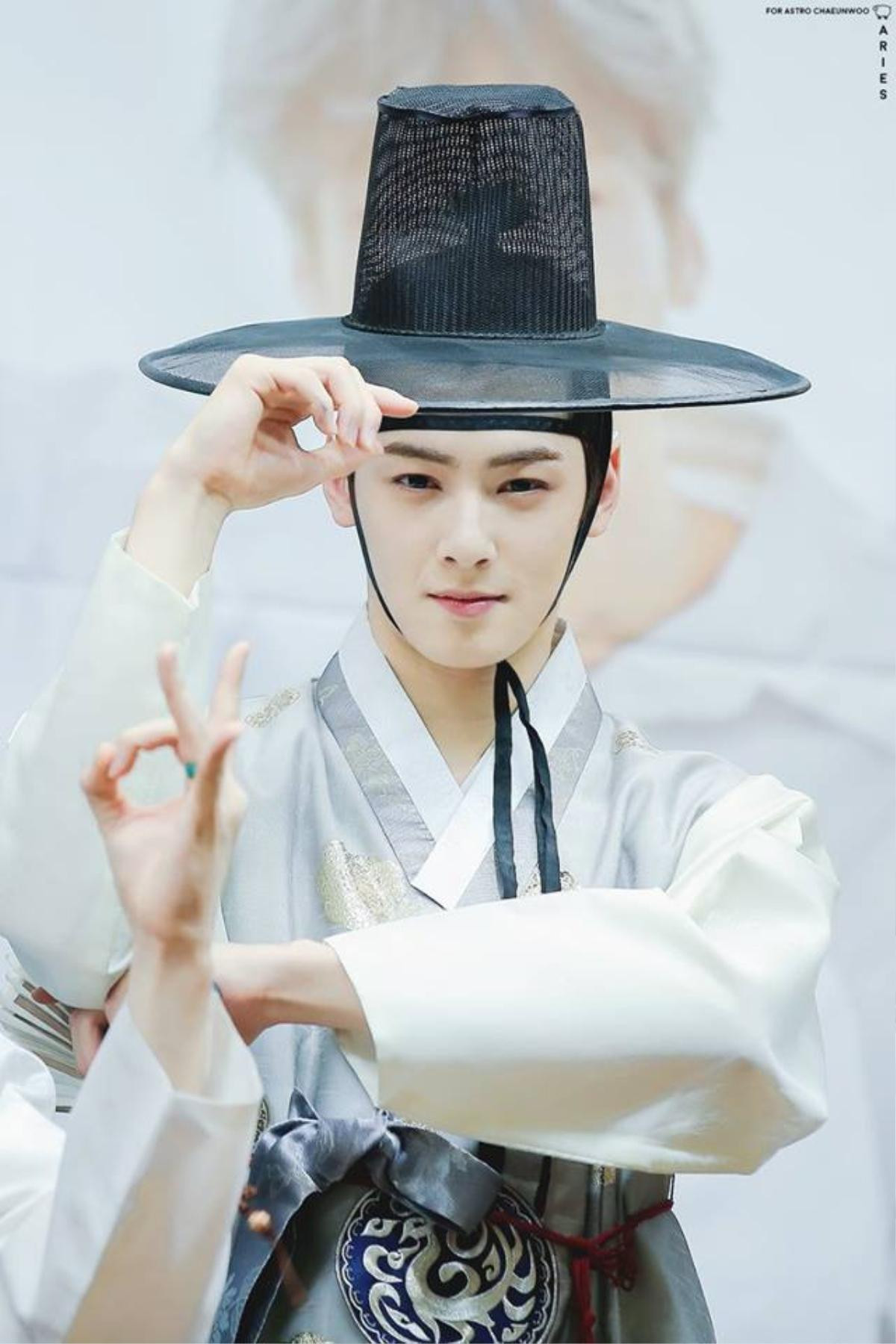 Ảnh hồi bé của Lee Jong Suk gây sốt - Bi (Rain) vẫn thích ăn một mình - Cha Eunwoo mặc hanbok tuyệt đẹp Ảnh 16