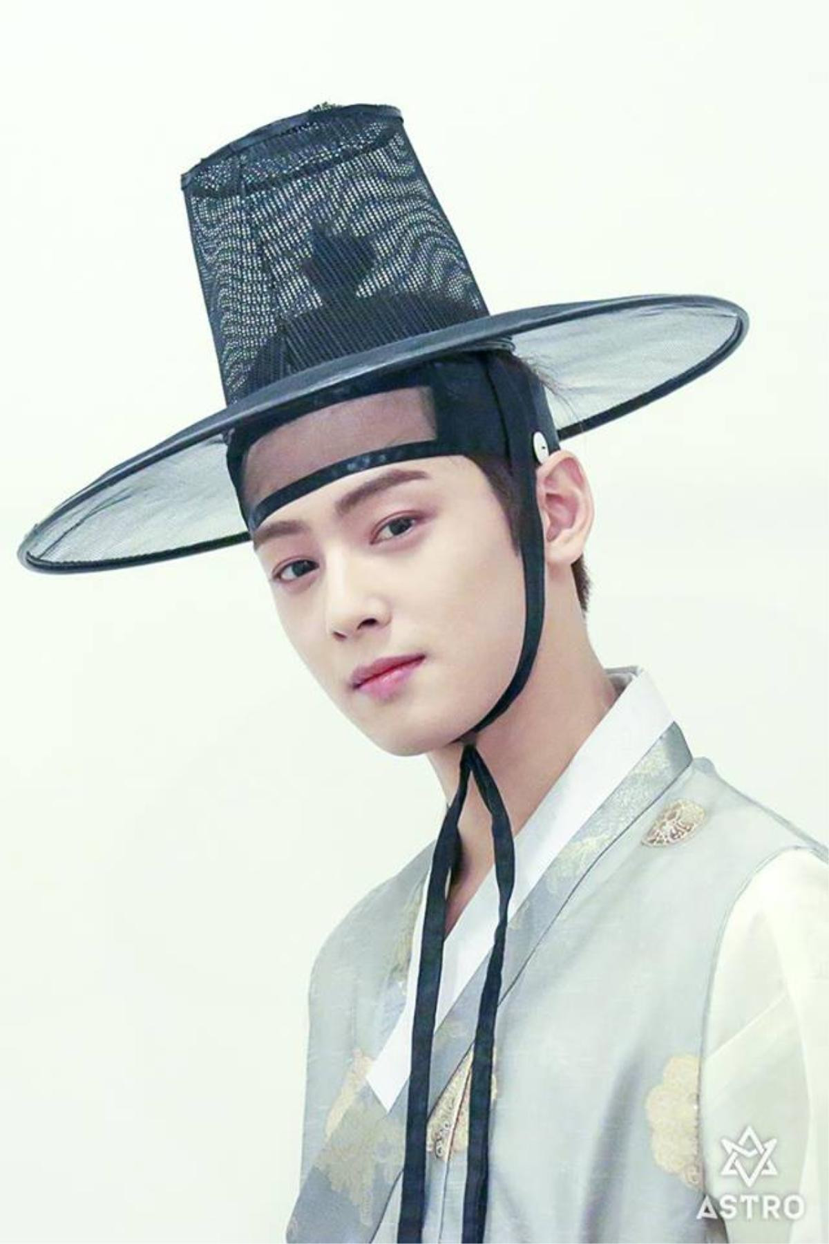 Ảnh hồi bé của Lee Jong Suk gây sốt - Bi (Rain) vẫn thích ăn một mình - Cha Eunwoo mặc hanbok tuyệt đẹp Ảnh 10