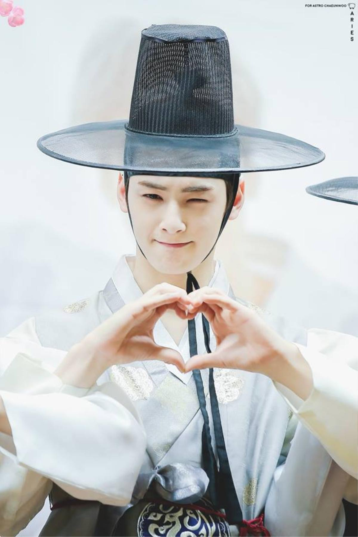 Ảnh hồi bé của Lee Jong Suk gây sốt - Bi (Rain) vẫn thích ăn một mình - Cha Eunwoo mặc hanbok tuyệt đẹp Ảnh 15