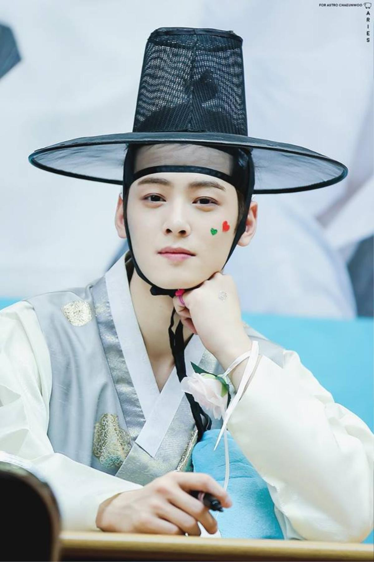 Ảnh hồi bé của Lee Jong Suk gây sốt - Bi (Rain) vẫn thích ăn một mình - Cha Eunwoo mặc hanbok tuyệt đẹp Ảnh 13