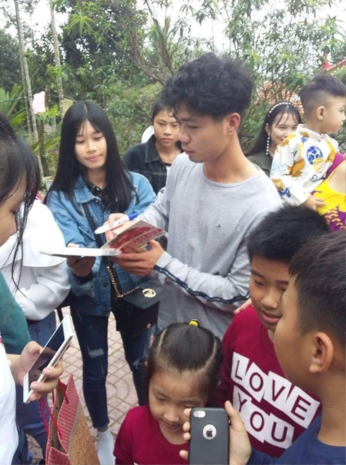 'Họa mi' Công Phượng bận 'full' Tết vì quá đông fan đến xin chữ ký và selfie cùng thần tượng lấy lộc đầu năm Ảnh 4