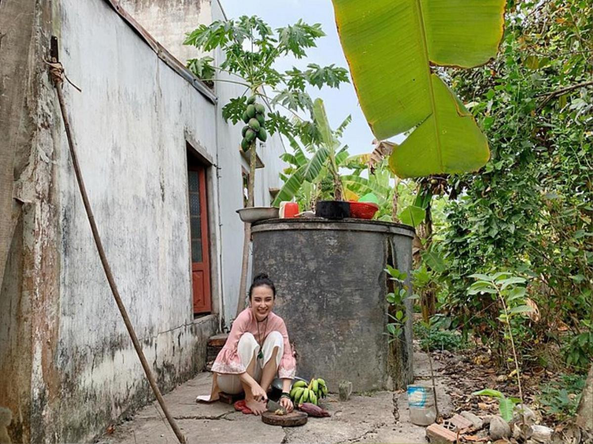 Rũ bỏ hình ảnh kiêu sa quý phái, Angela Phương Trinh cũng có lúc 'tảo tần' thế này ở quê nhà! Ảnh 7