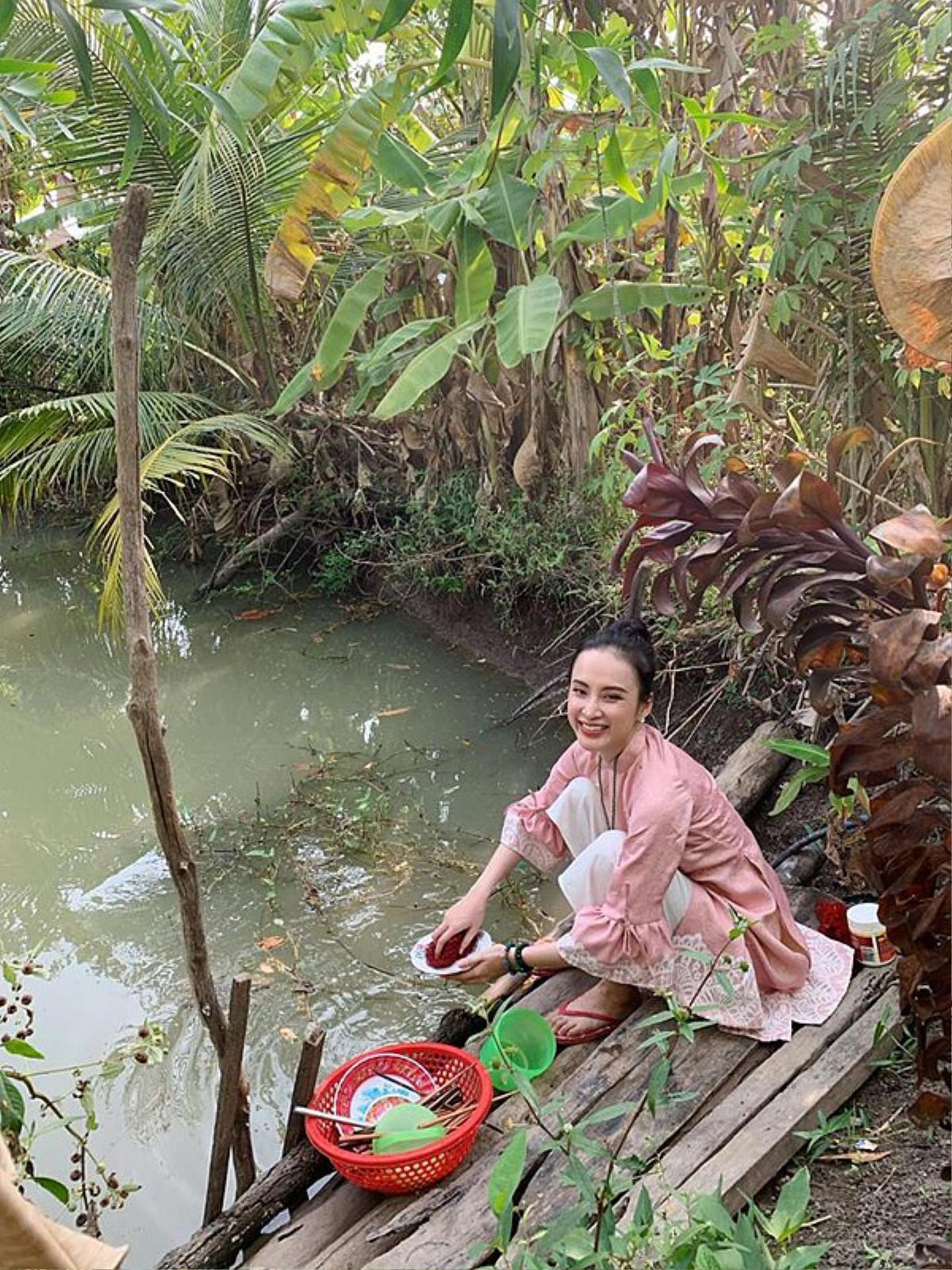 Rũ bỏ hình ảnh kiêu sa quý phái, Angela Phương Trinh cũng có lúc 'tảo tần' thế này ở quê nhà! Ảnh 4