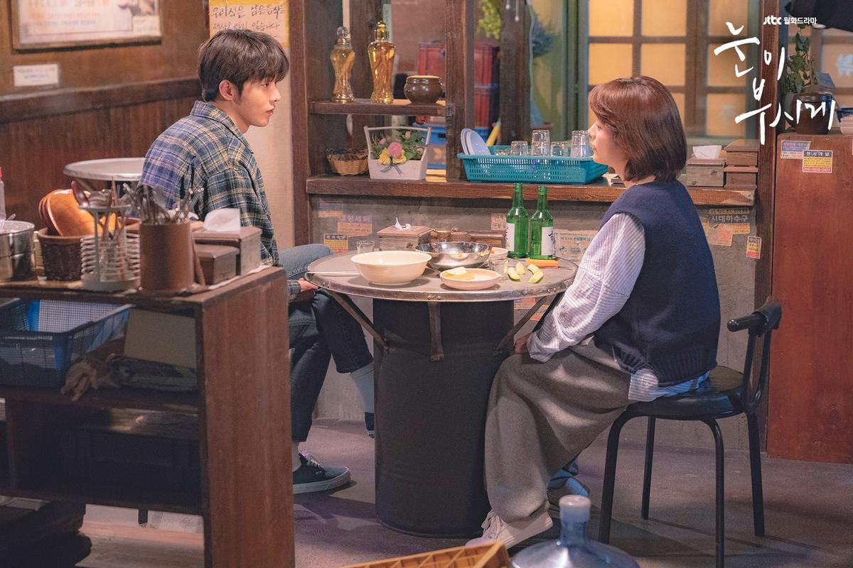 'Dazzling': Han Ji Min rung động với 'hậu bối' kém 12 tuổi, Nam Joo Hyuk nhớ mãi ký ức đóng phim cùng 'noona' Ảnh 22