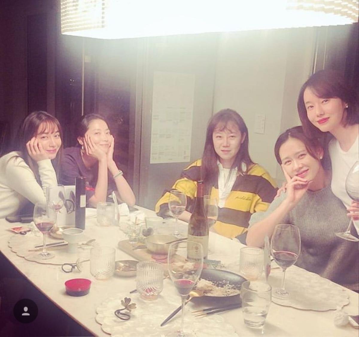 Mùng 4 Tết: Son Ye Jin tụ họp cùng Gong Hyo Jin - Lee Min Jung, Sulli mặc áo tắm selfie, Yoona xinh tựa nữ thần Ảnh 1