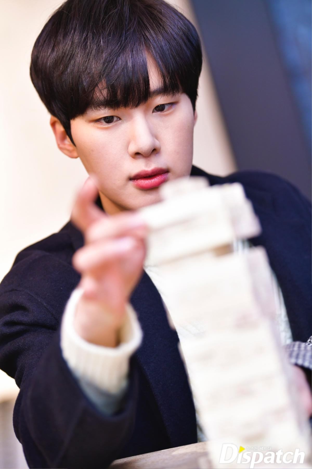 Dispatch phát hành bộ ảnh đẹp như mơ của bộ ba mỹ nam 'SKY Castle': Chani (SF9), Kim Dong Hee và Jo Byung Gyu Ảnh 16