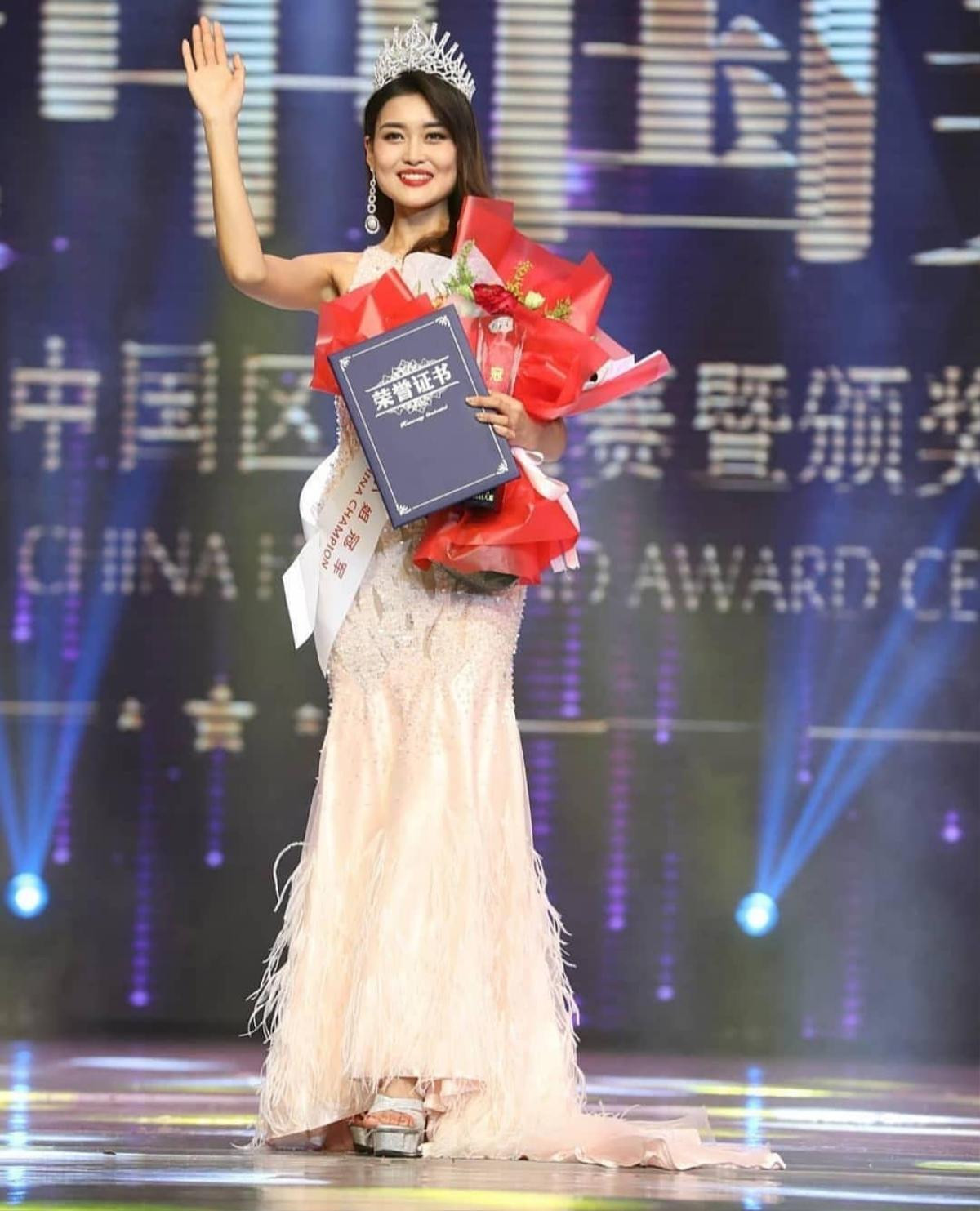 Lộ diện cô hoa hậu hàng xóm 'mạnh như hổ' của Hoàng Thùy tại Miss Universe 2019 Ảnh 2