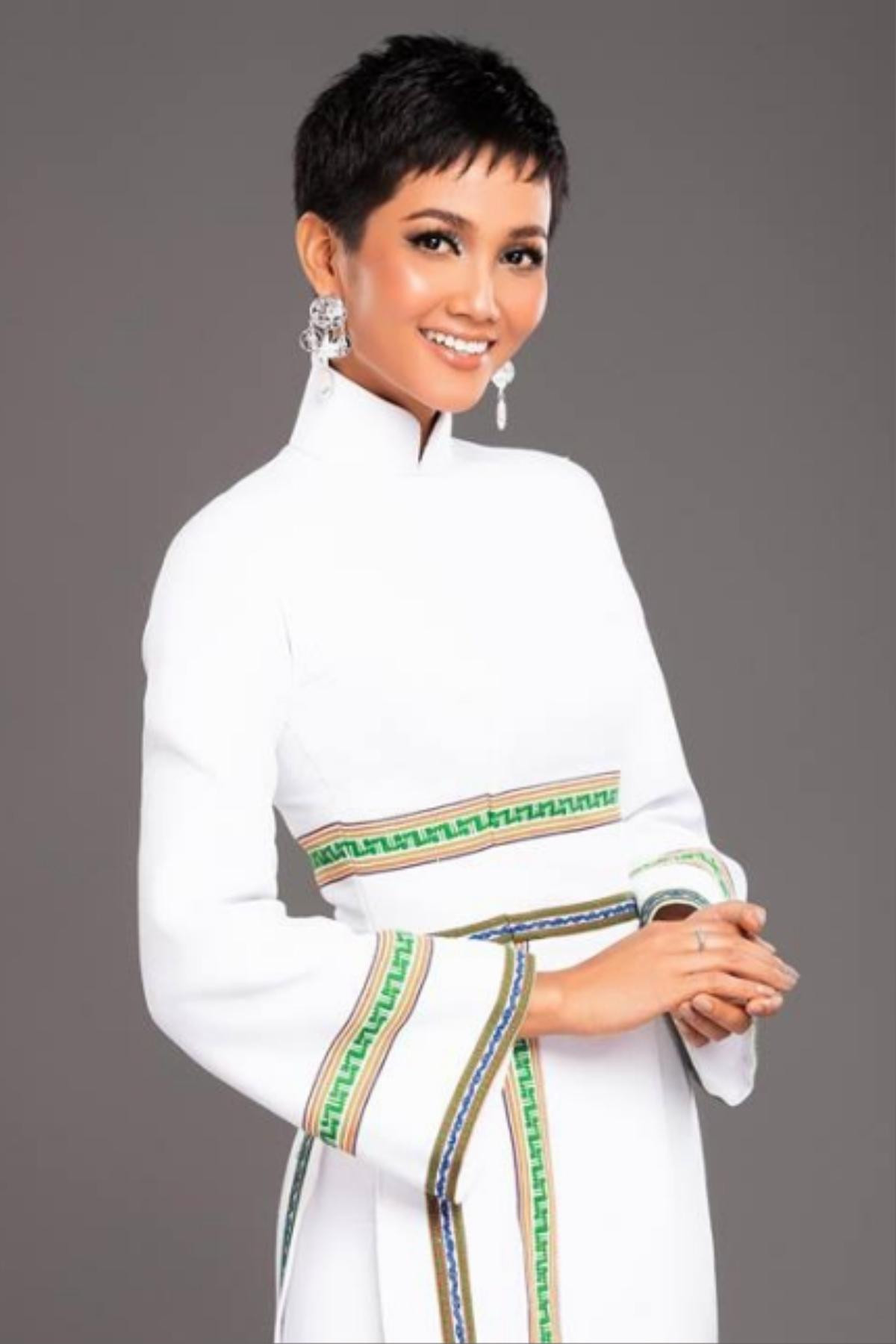 H'Hen Niê diện lại chiếc áo dài thổ cẩm từng 'càn quét' ở Miss Universe để du Xuân Ảnh 16