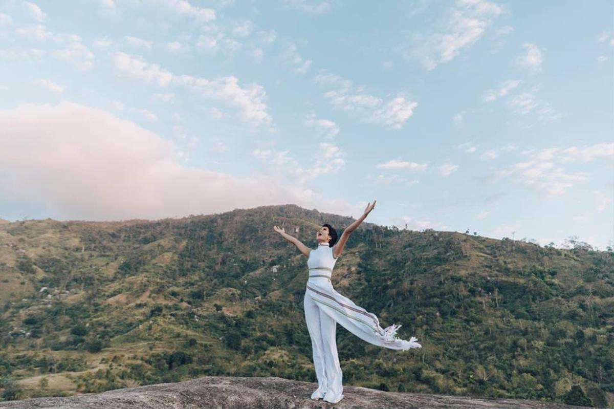 H'Hen Niê diện lại chiếc áo dài thổ cẩm từng 'càn quét' ở Miss Universe để du Xuân Ảnh 3