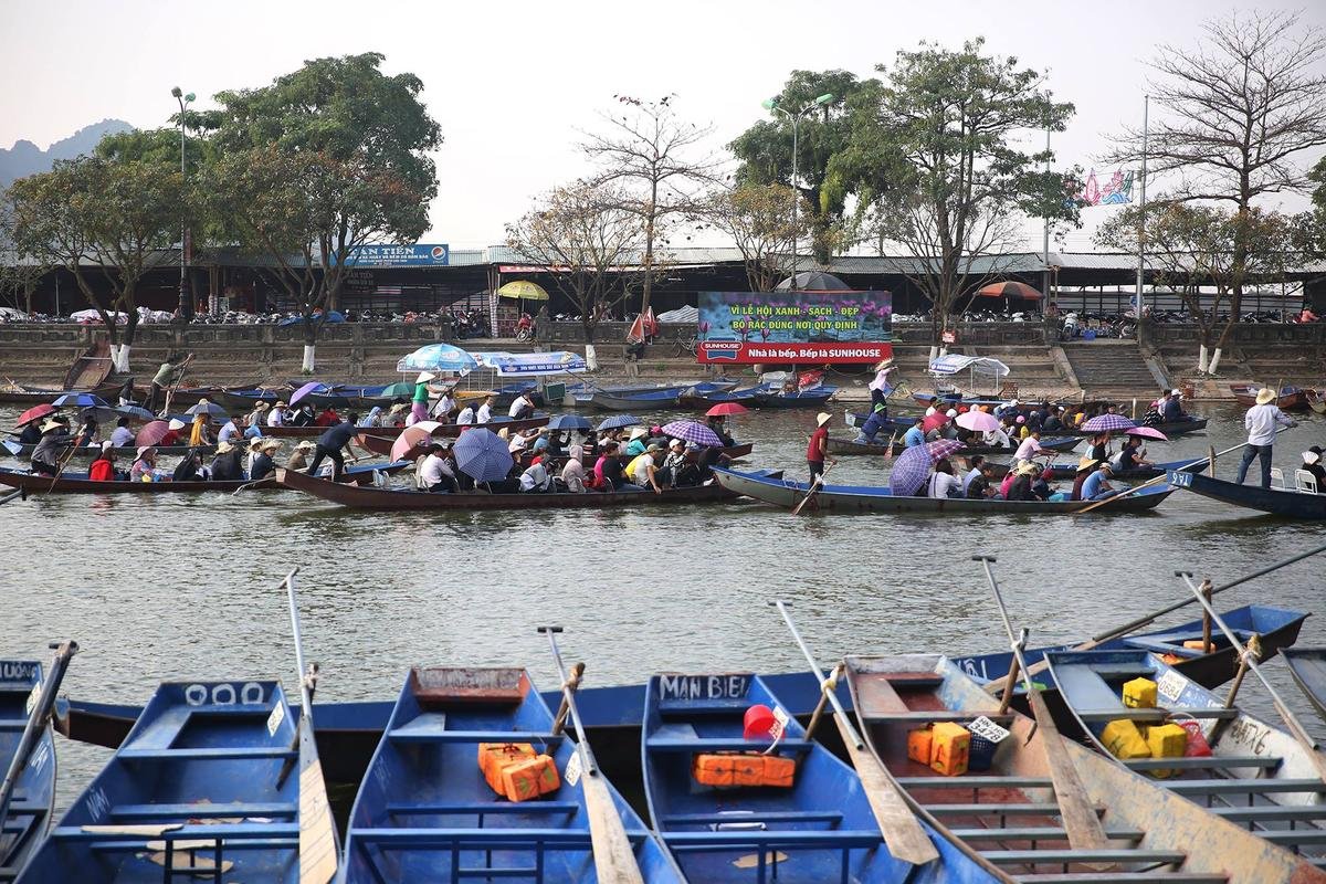 Hàng vạn du khách xuyên đêm chèo thuyền trên suối Yến đi khai hội chùa Hương Ảnh 9