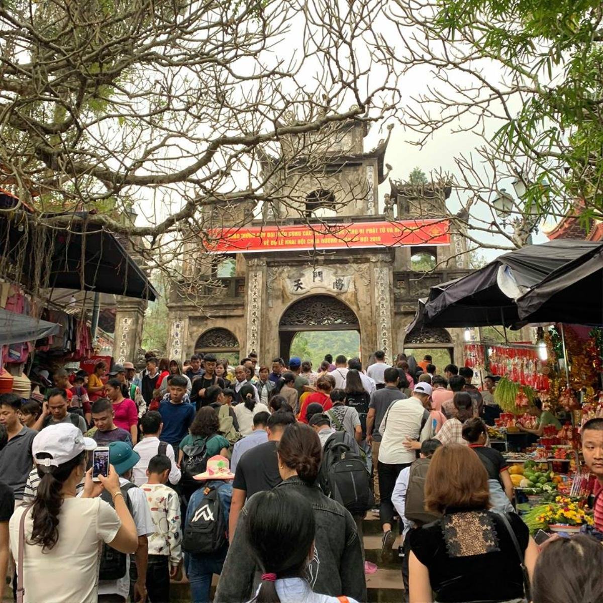 Biển người chen chân 'bẹp ruột', liều mình trèo tường dốc đá nguy hiểm đi trẩy hội chùa Hương Ảnh 4