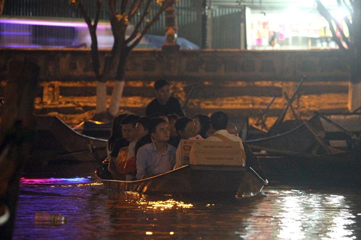 Hàng vạn du khách xuyên đêm chèo thuyền trên suối Yến đi khai hội chùa Hương Ảnh 8