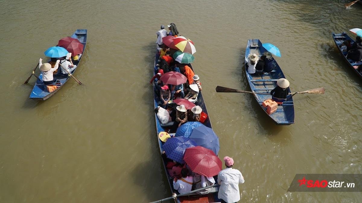 Cận cảnh dòng người ken đặc đổ về chùa Hương cầu may mắn bình an trong ngày khai hội Ảnh 9