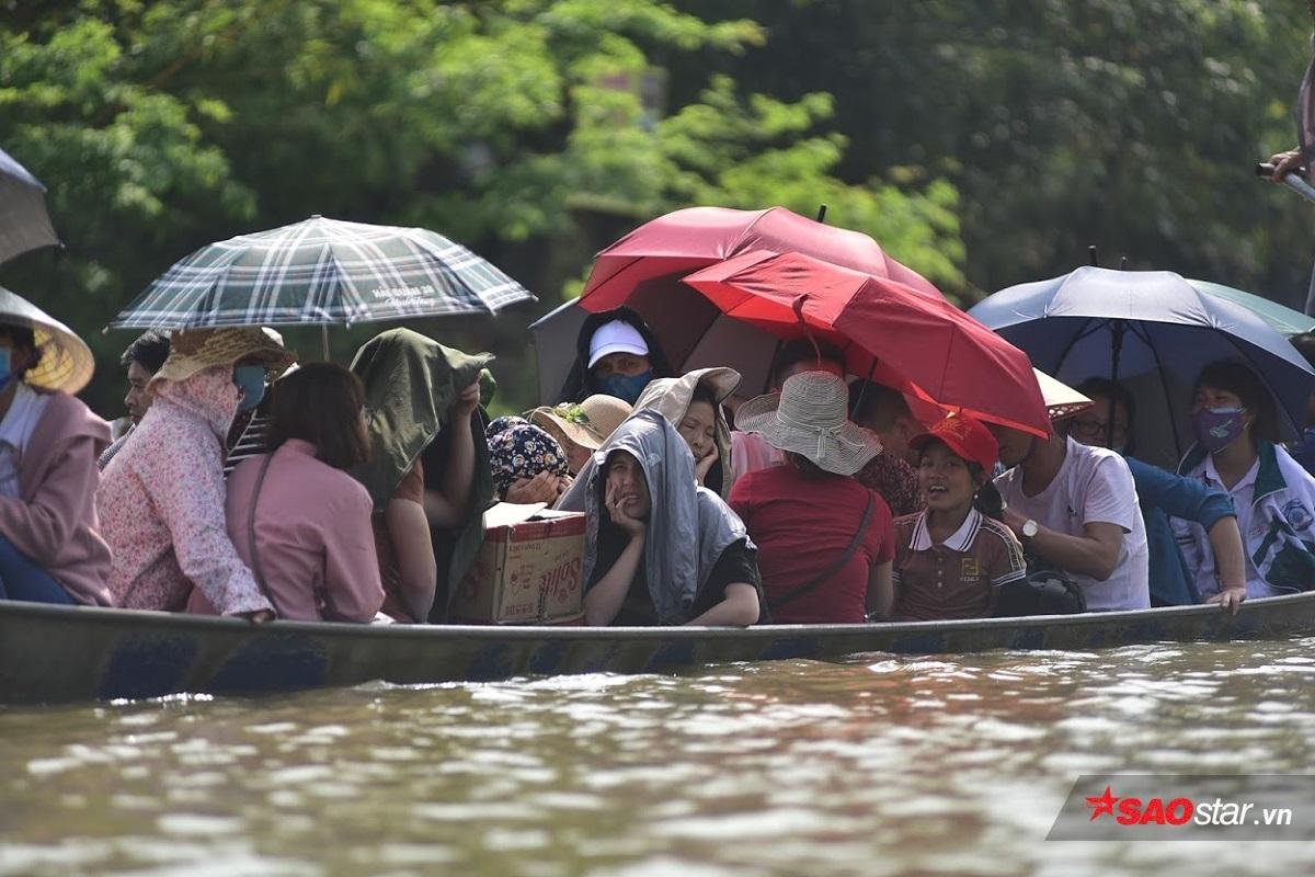 Cận cảnh dòng người ken đặc đổ về chùa Hương cầu may mắn bình an trong ngày khai hội Ảnh 12