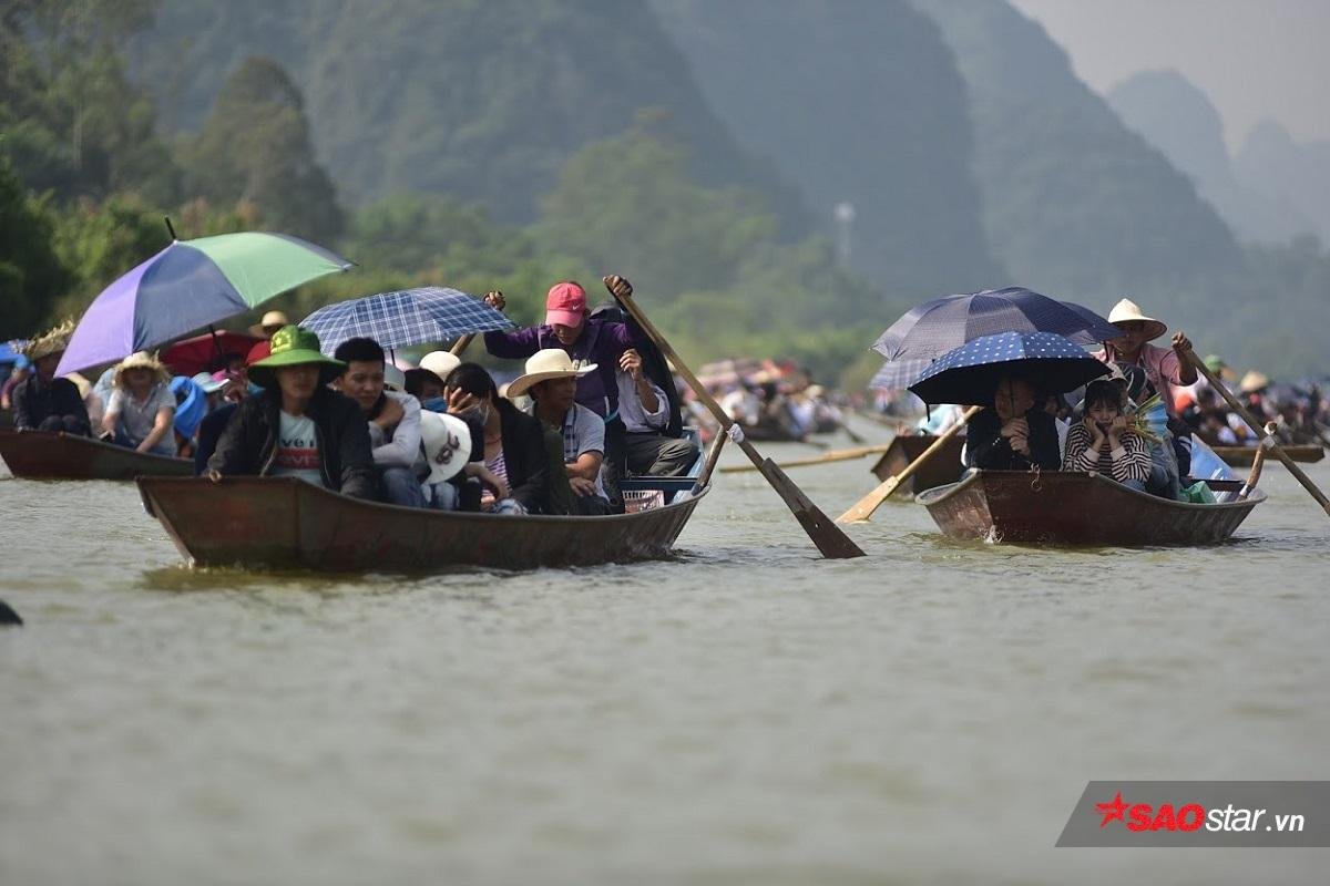 Cận cảnh dòng người ken đặc đổ về chùa Hương cầu may mắn bình an trong ngày khai hội Ảnh 16