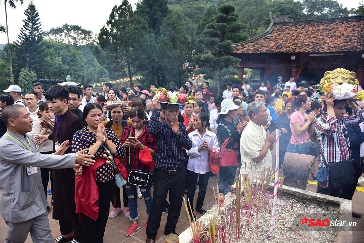 Cận cảnh dòng người ken đặc đổ về chùa Hương cầu may mắn bình an trong ngày khai hội Ảnh 2