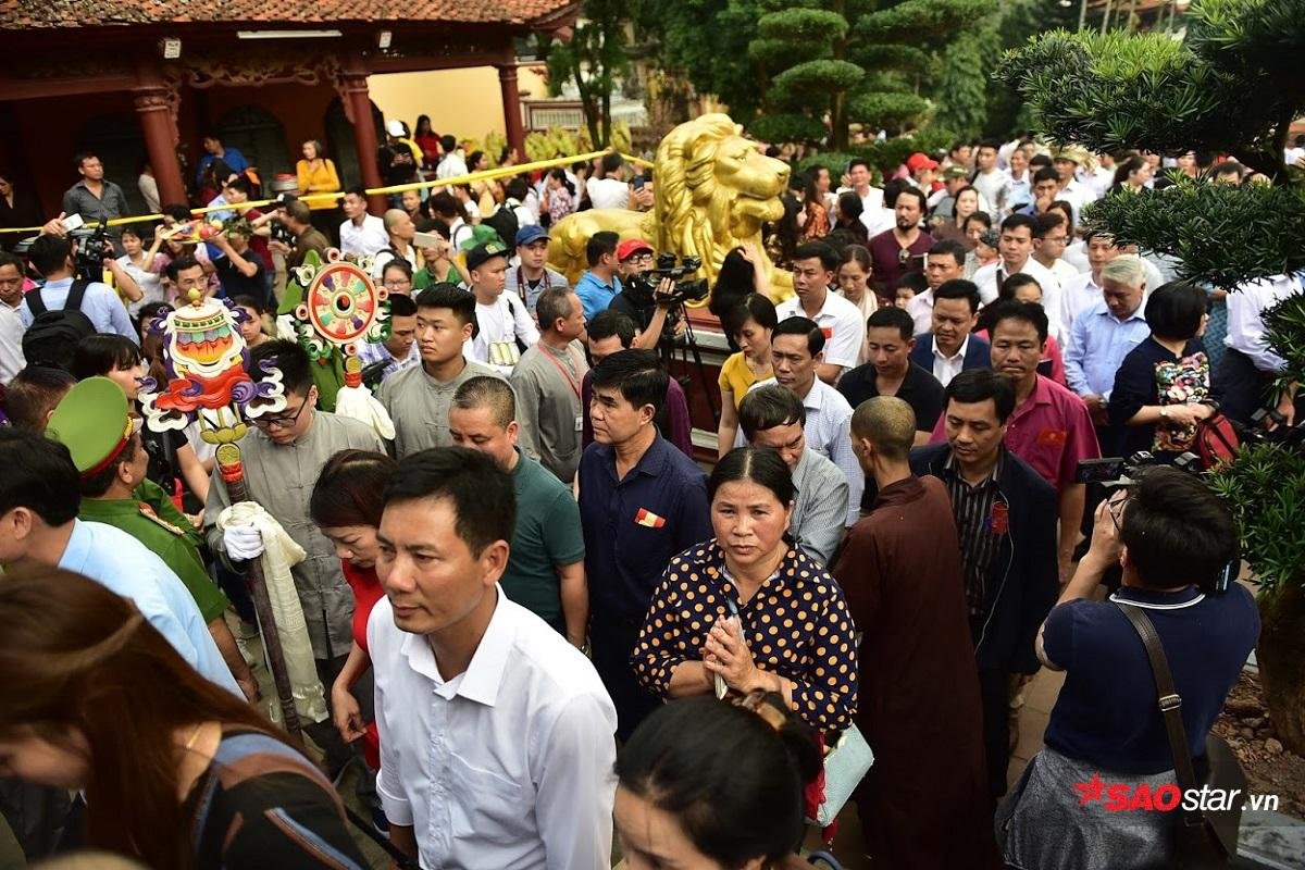 Cận cảnh dòng người ken đặc đổ về chùa Hương cầu may mắn bình an trong ngày khai hội Ảnh 5