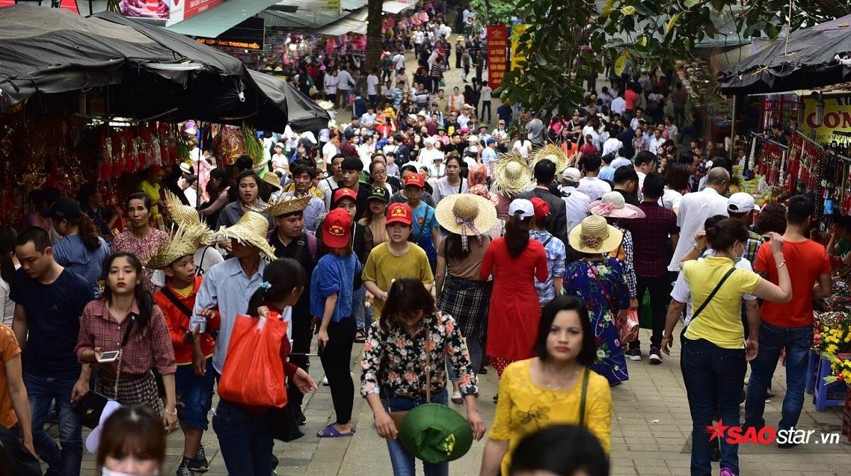 Cận cảnh dòng người ken đặc đổ về chùa Hương cầu may mắn bình an trong ngày khai hội Ảnh 7