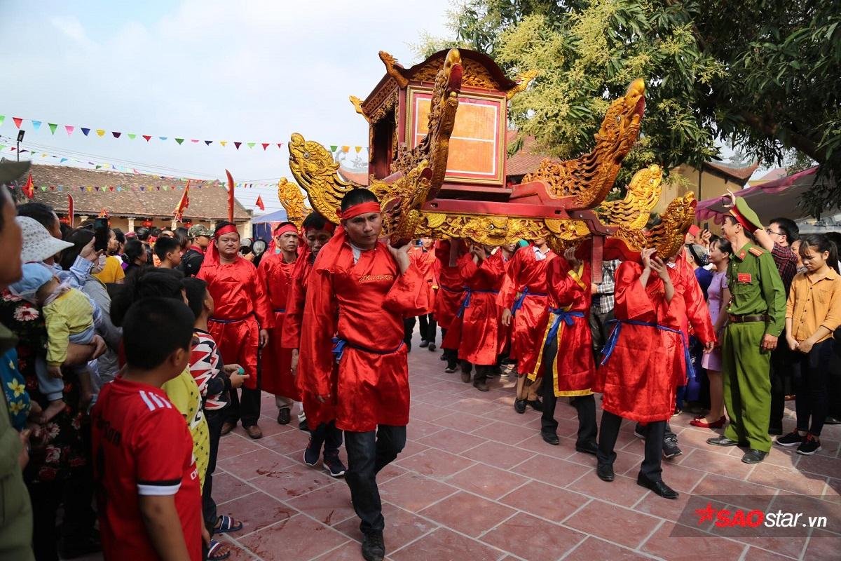 Hàng trăm người dân kéo đến đình làng ở Bắc Ninh xem chém lợn Ảnh 5