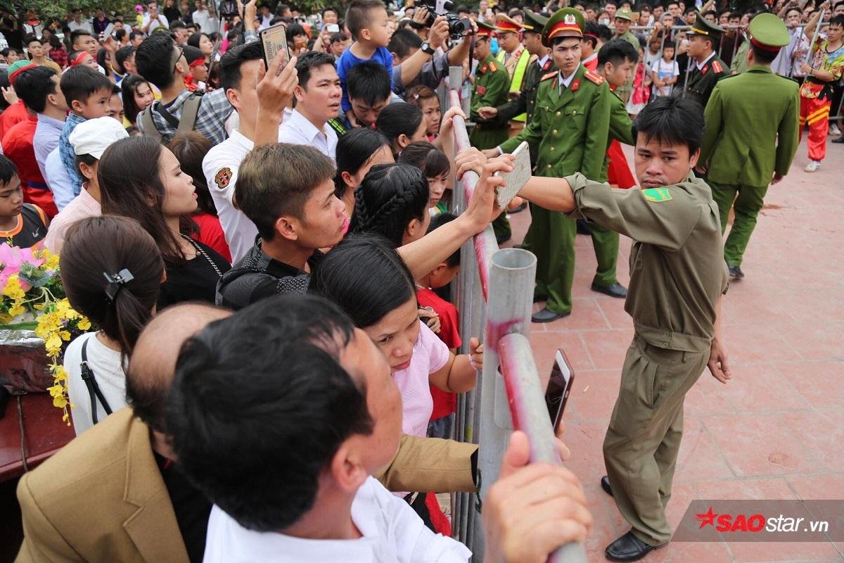 Hàng trăm người dân kéo đến đình làng ở Bắc Ninh xem chém lợn Ảnh 16