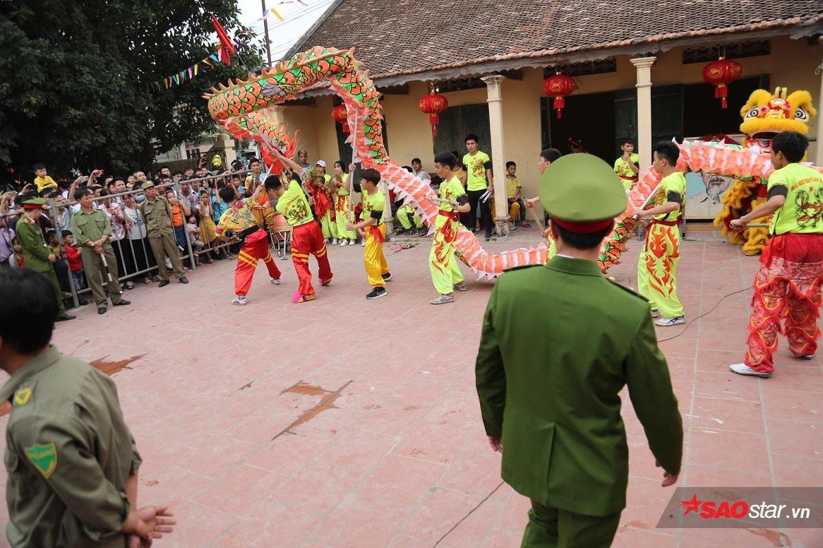 Hàng trăm người dân kéo đến đình làng ở Bắc Ninh xem chém lợn Ảnh 20