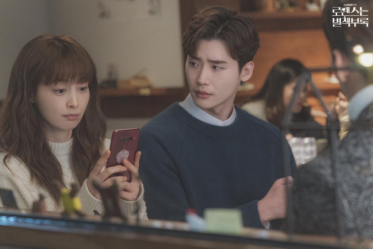 'Phụ lục tình yêu' tập 6: Lee Jong Suk hờn dỗi vì ghen tuông, Lee Na Young gần gũi với Wi Ha Joon Ảnh 2