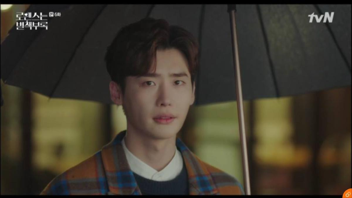 'Romance Is A Bonus Book' tập 5-6: Lee Jong Suk ghen lồng lộn vì tình địch mới, Lee Na Young mắc kẹt trong tình tay ba với trai trẻ Ảnh 11