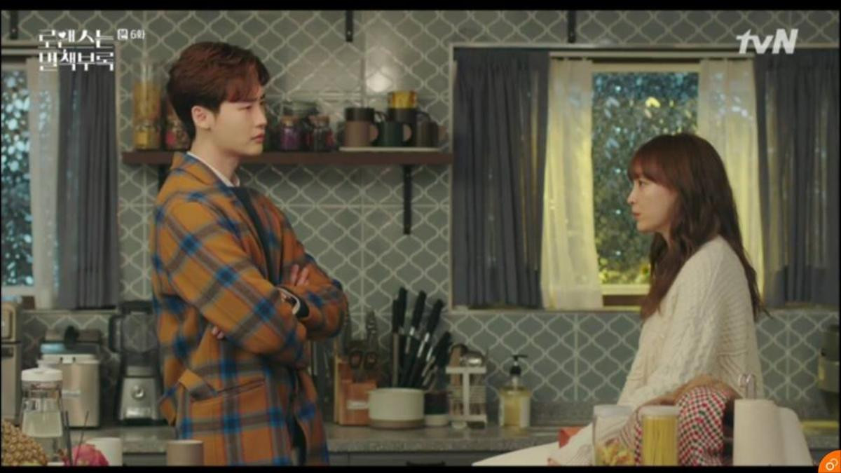 'Romance Is A Bonus Book' tập 5-6: Lee Jong Suk ghen lồng lộn vì tình địch mới, Lee Na Young mắc kẹt trong tình tay ba với trai trẻ Ảnh 16