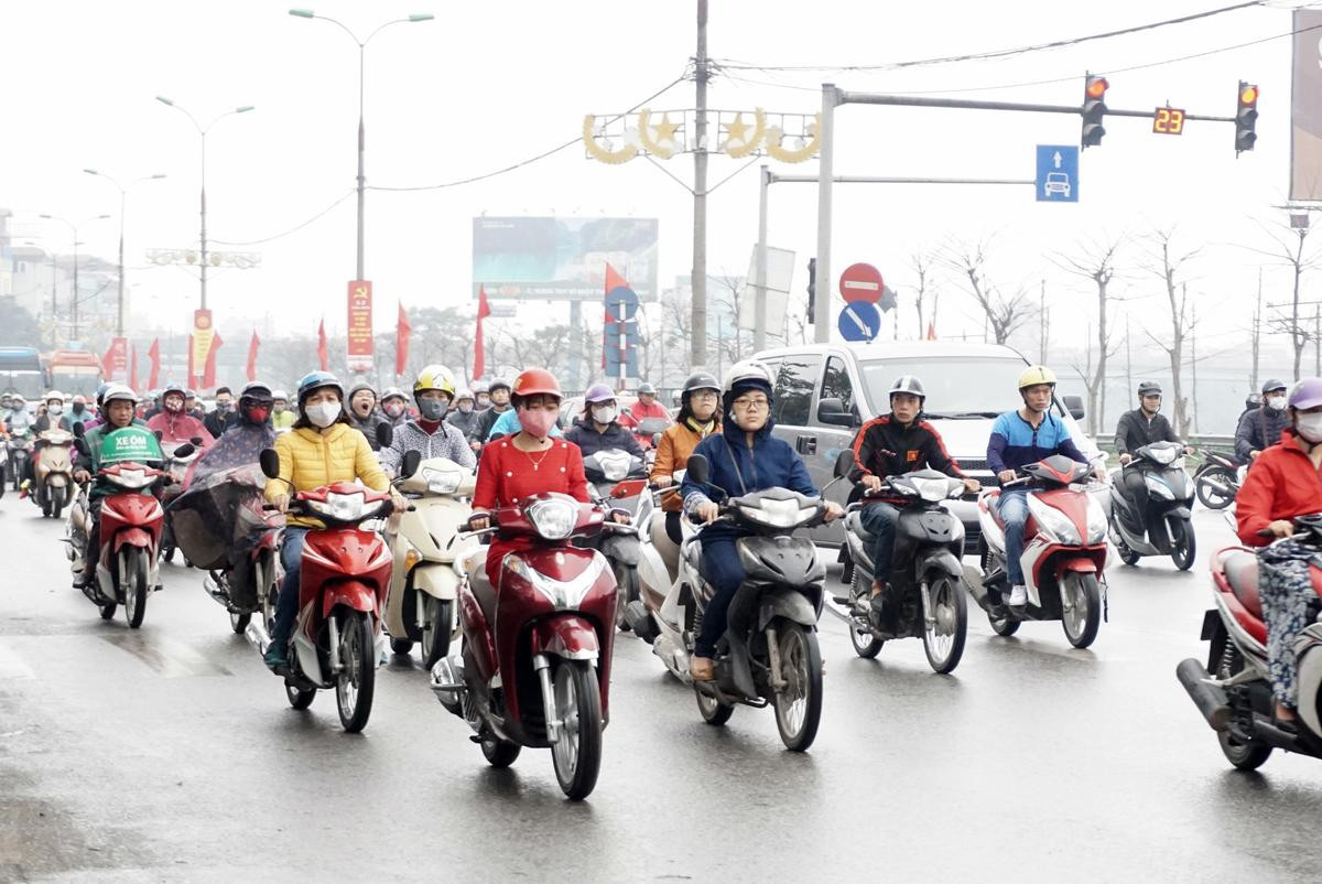 Người Hà Nội đi làm ngày đầu tiên của năm mới sau kỳ nghỉ Tết kéo dài, đường phố nơi đông nghịt, chỗ cực thoáng Ảnh 1