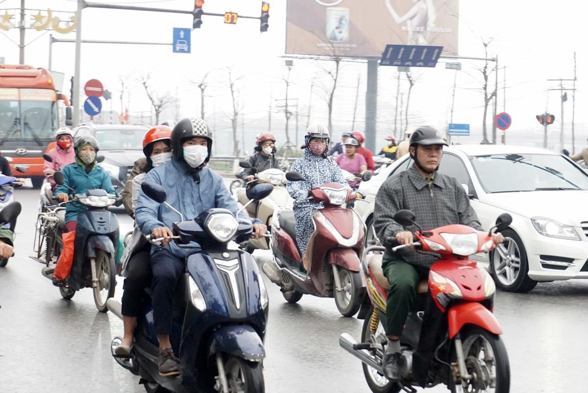 Người Hà Nội đi làm ngày đầu tiên của năm mới sau kỳ nghỉ Tết kéo dài, đường phố nơi đông nghịt, chỗ cực thoáng Ảnh 10