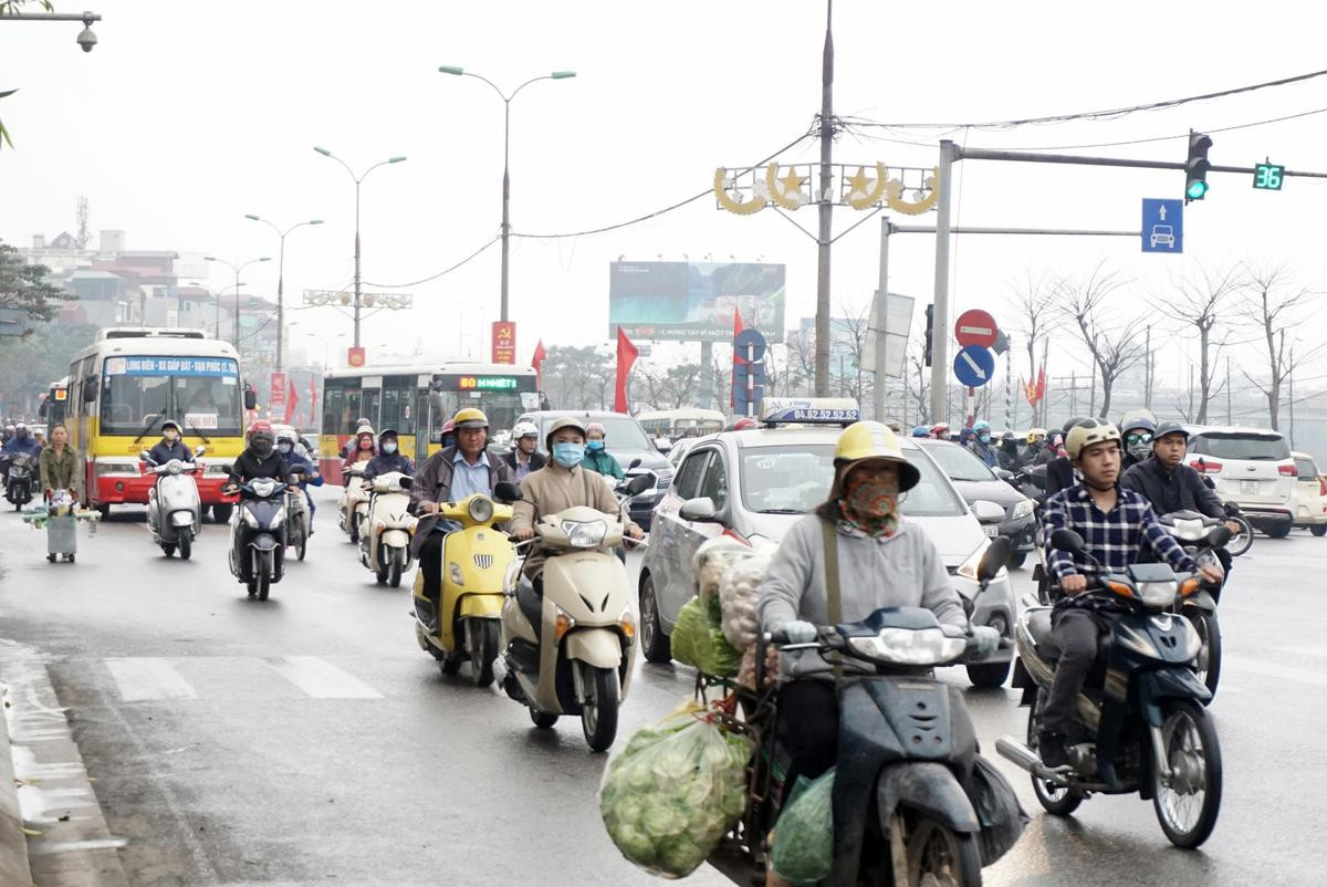 Người Hà Nội đi làm ngày đầu tiên của năm mới sau kỳ nghỉ Tết kéo dài, đường phố nơi đông nghịt, chỗ cực thoáng Ảnh 3