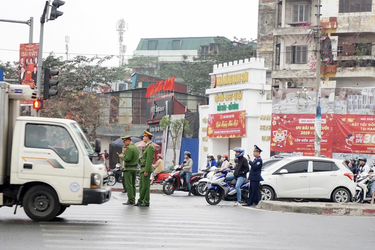 Người Hà Nội đi làm ngày đầu tiên của năm mới sau kỳ nghỉ Tết kéo dài, đường phố nơi đông nghịt, chỗ cực thoáng Ảnh 4