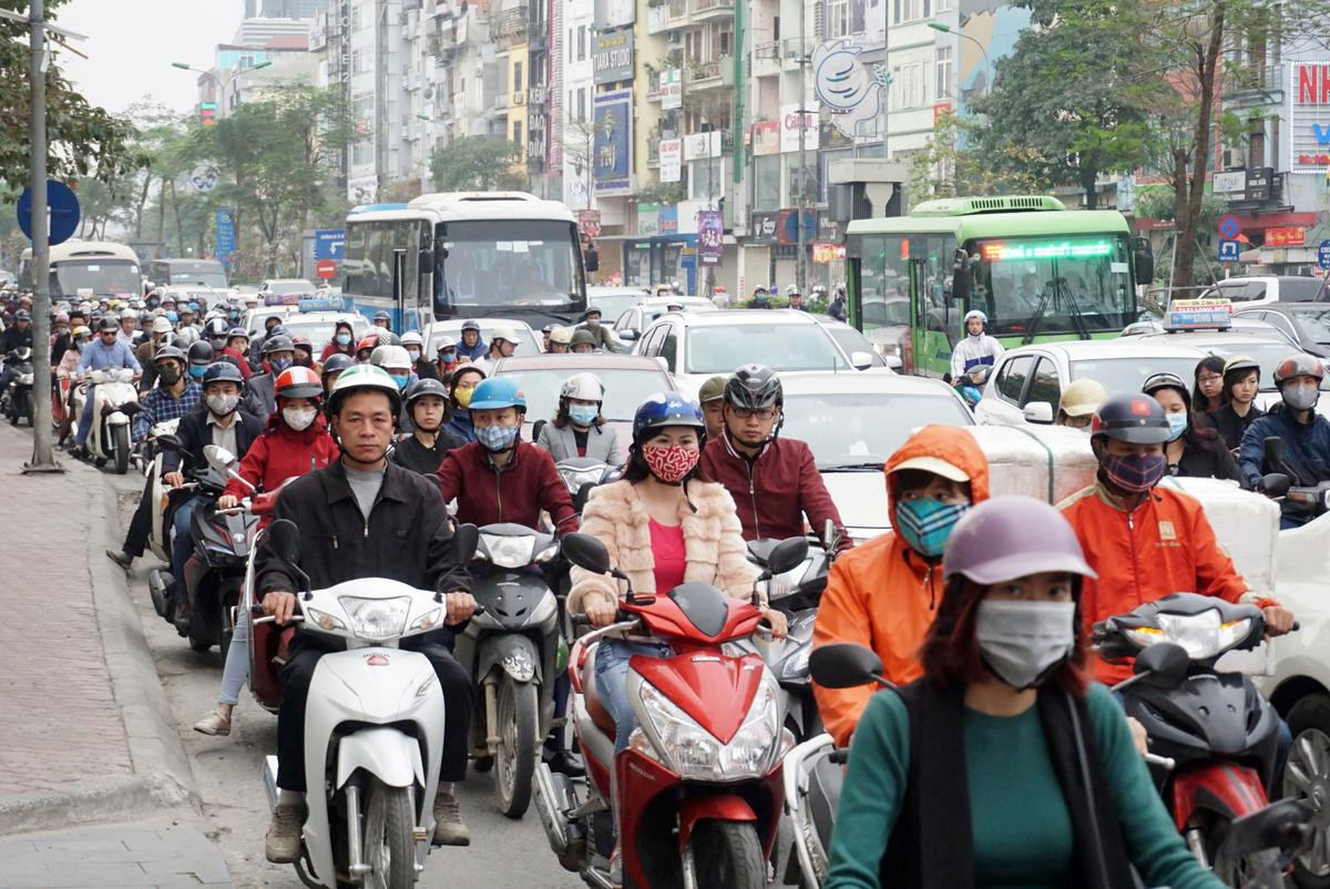 Người Hà Nội đi làm ngày đầu tiên của năm mới sau kỳ nghỉ Tết kéo dài, đường phố nơi đông nghịt, chỗ cực thoáng Ảnh 13