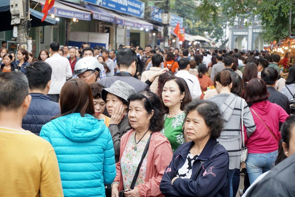 Dân công sở đổ về phủ Tây Hồ đông khủng khiếp trong ngày đầu tiên đi làm của năm mới Ảnh 3