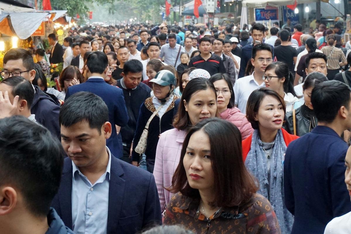 Dân công sở đổ về phủ Tây Hồ đông khủng khiếp trong ngày đầu tiên đi làm của năm mới Ảnh 2