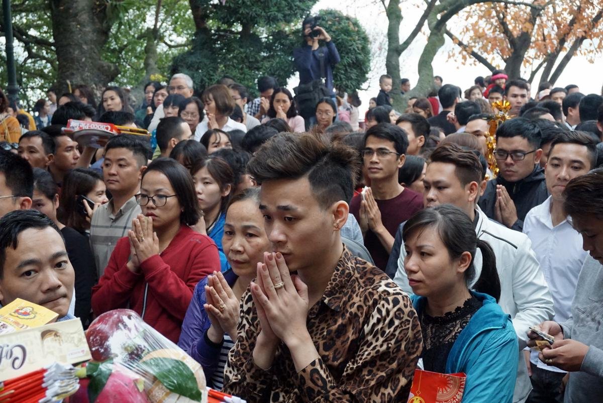 Dân công sở đổ về phủ Tây Hồ đông khủng khiếp trong ngày đầu tiên đi làm của năm mới Ảnh 10