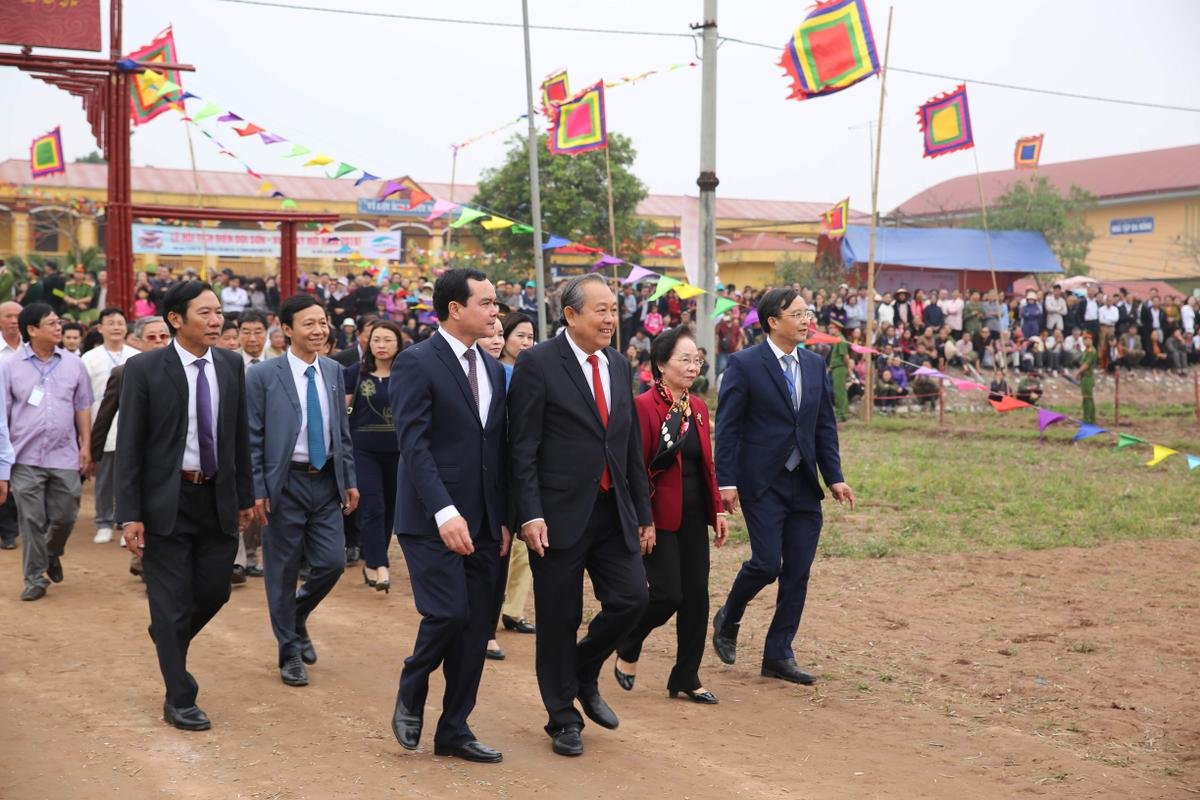 Phó Thủ tướng thường trực Trương Hòa Bình xuống đồng đi cày tại lễ hội Tịch điền Ảnh 4